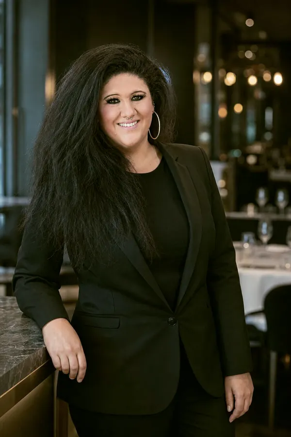 Elisa Russoniello in einem Restaurant, an einen Tresen gelehnt